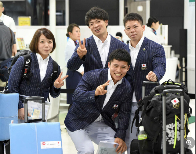 三宅宏実さんと中山陽介さんが映っているオリンピック出発写真